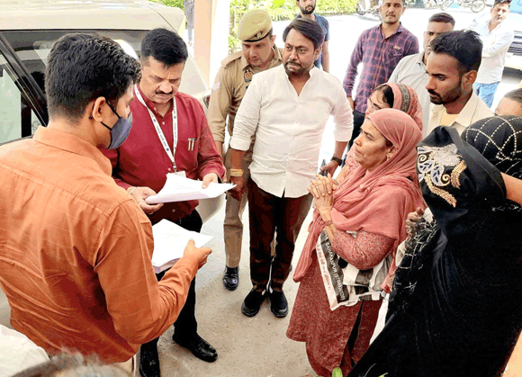 कार्यभार ग्रहण करते ही नवागत जिलाधिकारी ने सुनीं फरियाद