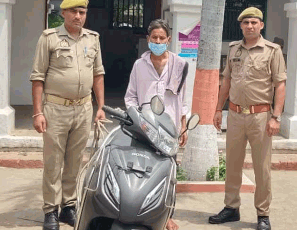 पुलिस के हत्थे चढ़ा शातिर चोर, स्कूटी बरामद