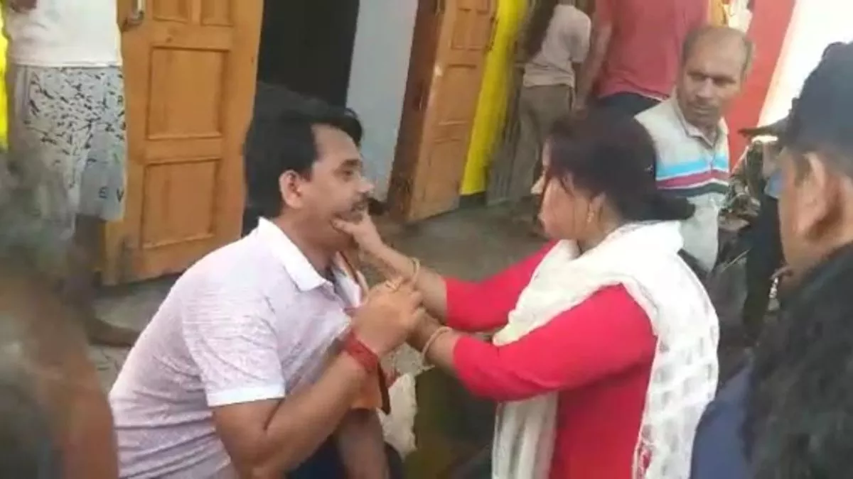 भागलपुर: ‘झूठ बोलिएगा, फैट चला देंगे’, RJD नेता का महिला ने पकड़ा कॉलर; भारी भीड़ के सामने लगाए गंभीर आरोप