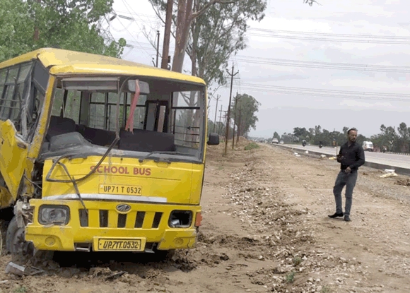 स्कूली बस व डम्पर की भिड़ंत में चालक व बच्चे घायल