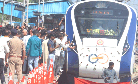 सहारनपुर: वंदे-भारत के संचालन पर केंद्रीय रेल मंत्री का जबरदस्त स्वागत