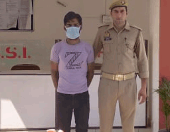 पुलिस के हत्थे चढ़ा तस्कर, अवैध शराब बरामद