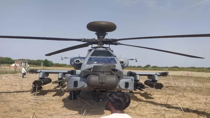 मध्य प्रदेश: भिंड में अपाचे लड़ाकू हेलीकॉप्टर की इमरजेंसी लैंडिंग, तकनीकी खराबी के कारण खेत में उतारा गया