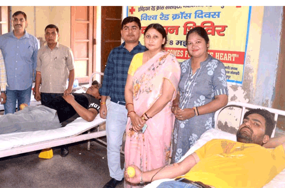 शिविर में रक्तदाताओं ने किया स्वैच्छिक रक्तदान