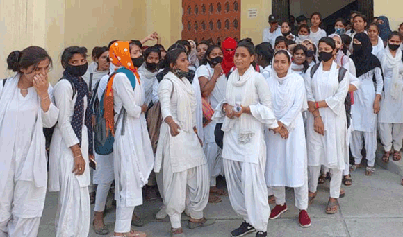 फेल किए जाने के विरोध में छात्राओं ने कुलपति को सौंपा ज्ञापन