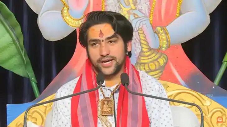 बाबा बागेश्वर पहुंचे पटना, केंद्रीय मंत्री गिरिराज सिंह ने किया स्वागत