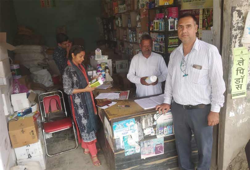 कीटनाशक दुकानों पर छापामारी, खामियाँ मिलने पर लाईसेंस निलम्बित किया