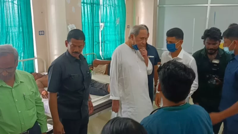 घायलों से मिलने पहुंचे सीएम पटनायक, रेस्क्यू में रातभर जुटे स्थानीय लोगों का किया धन्यवाद