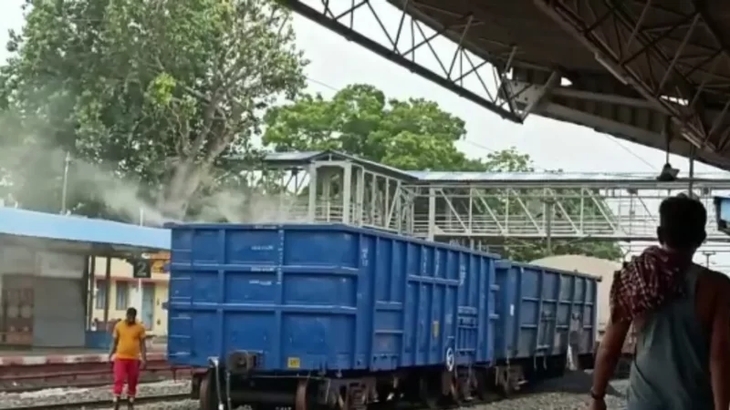 ओडिशा में नहीं थम रहे ट्रेन हादसे, कोयले से लदी मालगाड़ी के डिब्बे में लगी आग; मच गई अफरा-तफरी