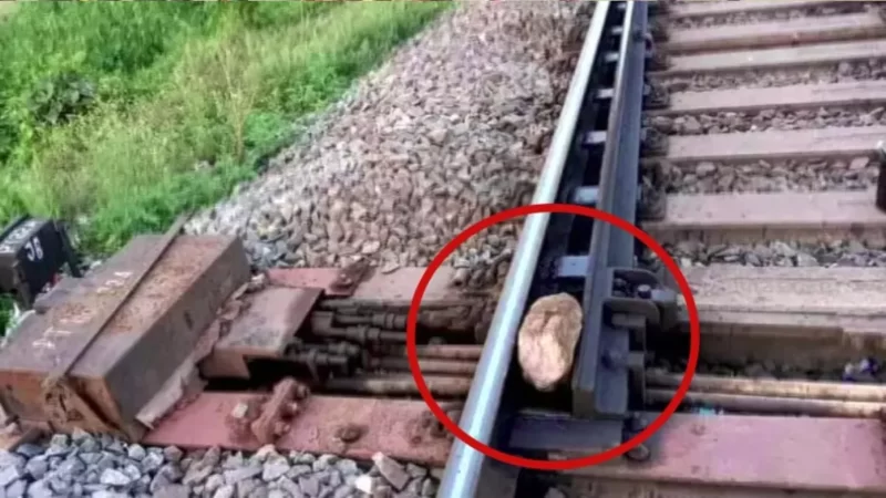 ओडिशा ट्रेन हादसा Part-2 होते-होते टला, मंजूरी रोड स्टेशन पर ट्रैक के बीच फंसा मिला बड़ा पत्थर; जांच जारी