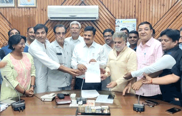 डिस्ट्रिक्ट प्रैस क्लब के प्रतिनिधिमंडल ने जिलाधिकारी को सौंपा ज्ञापन