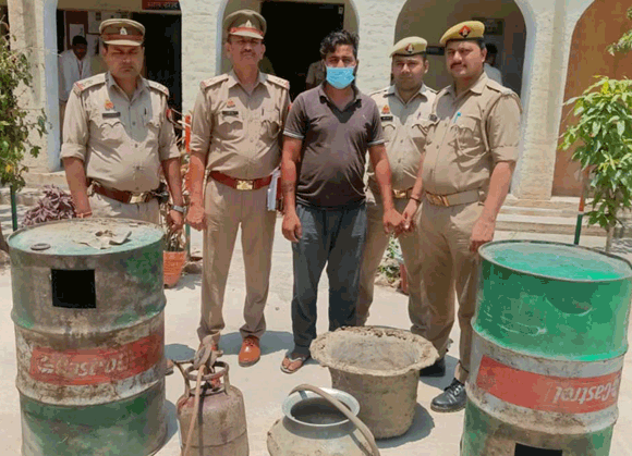 अवैध शराब की कसीदगी करते पुलिस ने दबोचा आरोपी, उपकरण बरामद