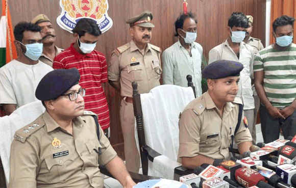 पुलिस ने सात शातिर चोरों को दबोचकर किया कोरियर कम्पनी में हुई चोरी की घटना का खुलासा, नगदी व सामान बरामद