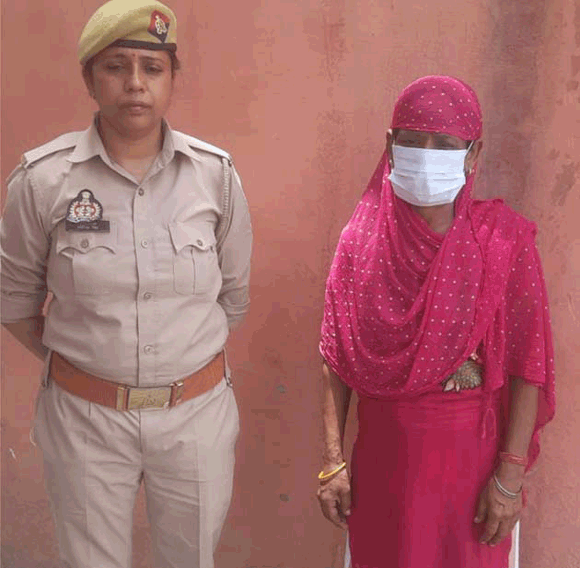 फर्जी आधार कार्ड बनाकर बैनामा करने वाली महिला को किया गिरफ्तार