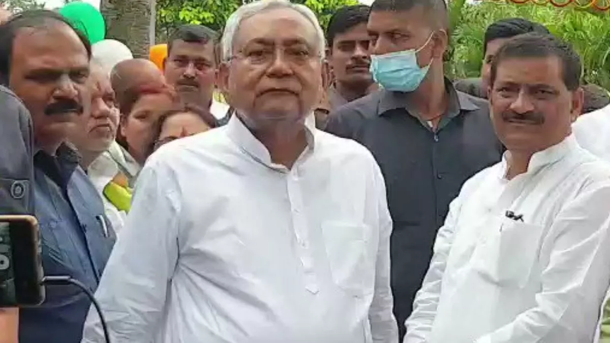 Nitish Kumar की सुरक्षा में बड़ी चूक, घेरा तोड़कर घुसे बाइक सवार; बचने के लिए फुटपाथ पर चढ़े CM