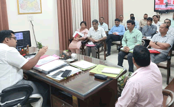 मंडलायुक्त ने की प्राथमिकता वाले कार्यक्रमों की प्रगति की समीक्षा, दिए दिशा-निर्देश