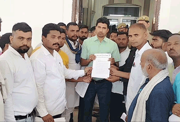 दलित उत्पीडऩ की घटना के खिलाफ विभिन्न संगठनों ने भरी हुंकार, दिया धरना