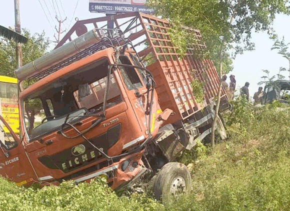 डीसीएम की टक्कर से कार सवार दो व्यक्ति घायल