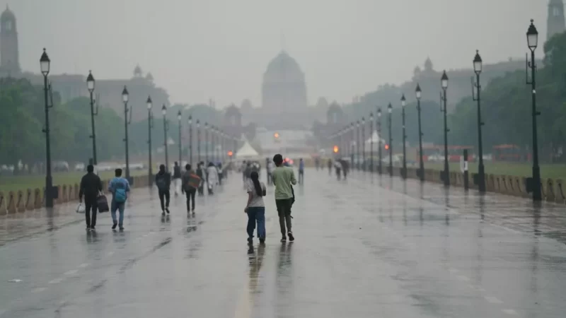 दिल्ली पर भी दिखा बिपरजॉय तूफान का असर, अगले तीन- चार दिन ऐसा ही बना रहेगा मौसम