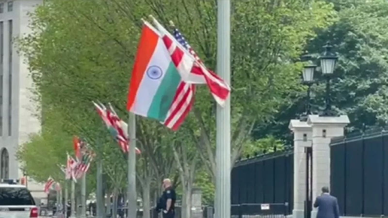 व्हाइट हाउस के बाहर एक साथ लहराया भारत और अमेरिका का झंडा, भारतीय नागरिकों ने जाहिर की खुशी