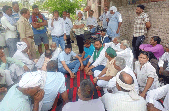 विद्युत कटौती से आक्रोशित किसानों ने एसडीओ व जेई को बैठाया धूप में