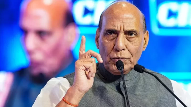 लखनऊ में रक्षामंत्री राजनाथ स‍िंह बोले- आइएएस होने का अहंकार मन में नहीं आना चाहिए