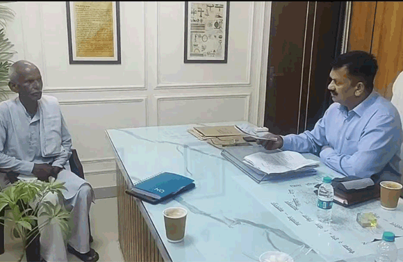 डीएम ने 1 घण्टे में कृषक को सौंपी दुरूस्त खतौनी