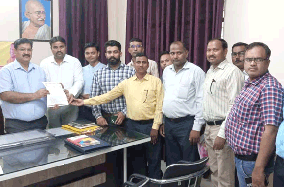 विभिन्न मांगों को लेकर शिक्षकों ने बीएसए को सौंपा ज्ञापन