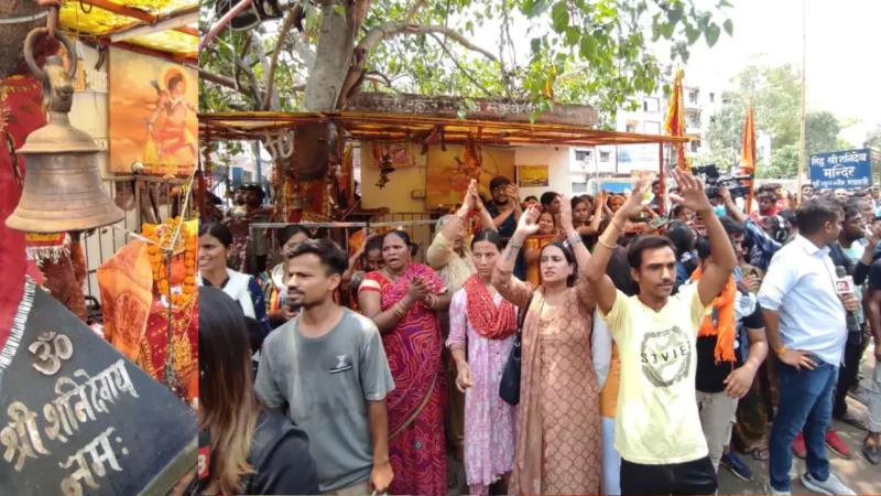 Delhi: मंडावली में शनि मंदिर के बाहर रेलिंग तोड़ने पहुंचा प्रशासन, लोगों का जबरदस्त विरोध; अर्धसैनिक बल तैनात