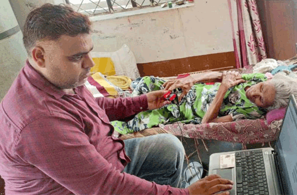 जिला प्रशासन आपके द्वार मुहिम के द्वारा बेसहारों को घर पर ही मिल रहा है योजनाओं का लाभ