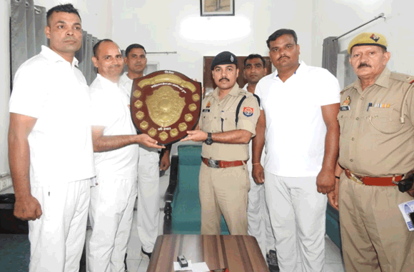 एसएसपी ने विजेता खिलाडिय़ों को प्रदान की शील्ड