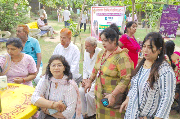 शिविर में की रोगियों के शुगर व ब्लड प्रैशर की जांच