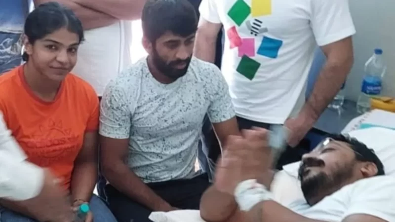 चंद्रशेखर से मिलने पहुंचे पहलवान बजरंग पूनिया व साक्षी मलिक, बोले- सच की लड़ाई लड़ने वालों पर हो रहे हमले