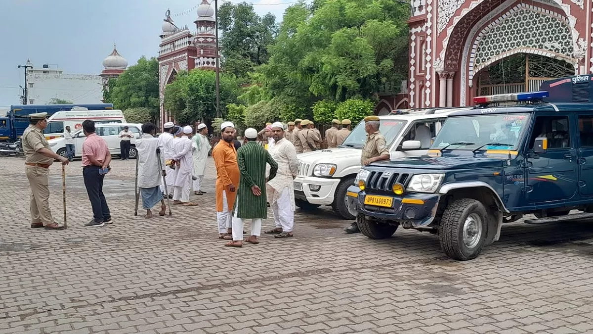 अलीगढ़ में पहली बार ईदगाह के बाहर सड़क पर नहीं हुई नमाज, पीएसी तैनात, ड्रोन से निगरानी