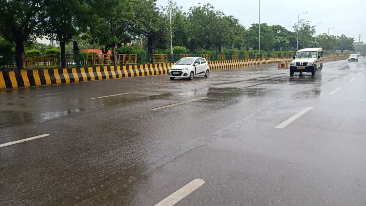 दिल्ली-NCR में शुरू हुई झमाझम बारिश, सुहावना हुआ मौसम; लोगों को मिली गर्मी से राहत