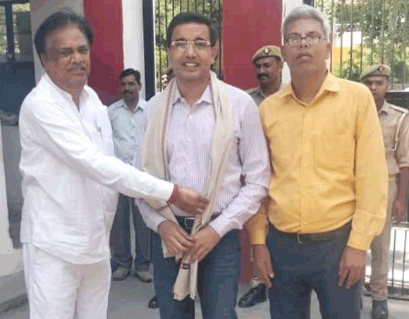 मंडलायुक्त का शॉल ओढ़ाकर किया सम्मान