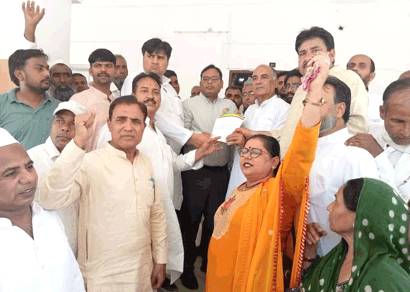 बृजभूषण की गिरफ्तारी की मांग को लेकर जिला मुख्यालय पर गरजे किसान, सौंपा ज्ञापन
