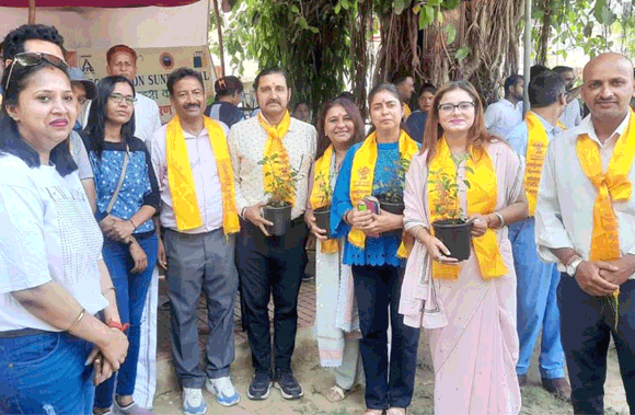 वैदिक मंत्रोच्चारण के साथ किया पौधारोपण, लिया देखभाल करने का संकल्प