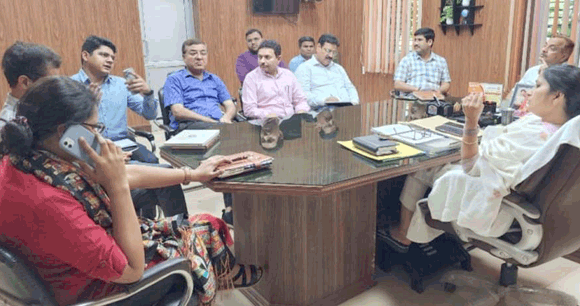 अभियान चलाकर लोगों को योग के प्रति करें जागरूक: एडीएम