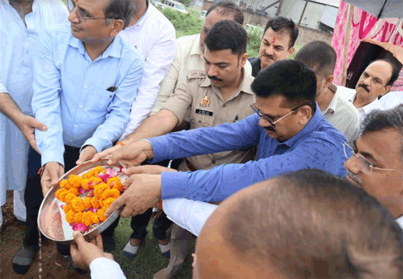 औद्योगिक पार्क का शिलान्यास मा0 सांसद, महापौर, जिलाधिकारी एवं एसएसपी द्वारा किया गया।