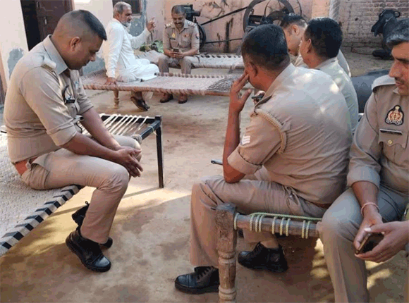 क्रांति सेनो के नेताओ को दारूल उलूम से फतवा लेने के लिये जाने से पुलिस ने रोका