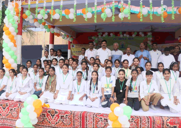 अंतर्राष्टरीय योग दिवस पर आम जनता के साथ नेताओ व अधिकारियो ने भी किया योग