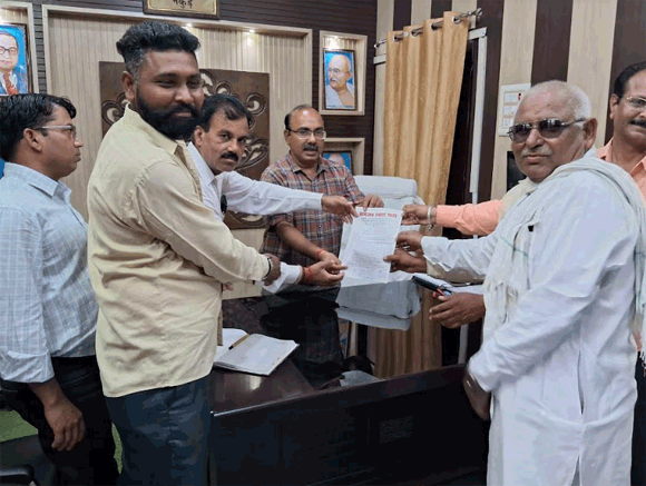 किसानो ने लेखपालो पर लगाया महिला किसानो से भेदभाव करने का आरोप