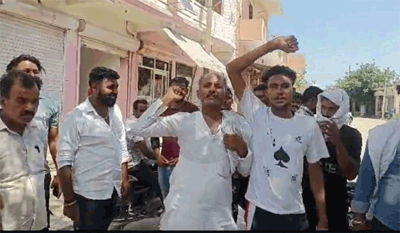 टाबर मे राजपूत समाज के युवाओ ने प्रदर्शन कर गुज्जर नेताआ के खिलाफ की नारेबाजी