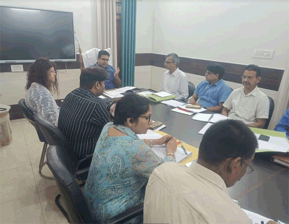 मण्डलायुक्त ने विकास प्राथमिकता कार्यक्रमों की मण्डलीय समीक्षा बैठक की