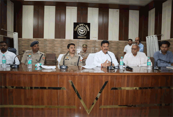डीएम- एसएसपी ने लोगों को शांति, सौहार्द और भाईचारा बनाए रखने का पढ़ाया पाठ