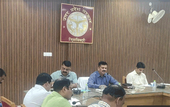 रोस्टर के अनुसार मिले विद्युत आपूर्ति, उपभोक्ताओं से किया जाए मधुर व्यवहार – जिलाधिकारी