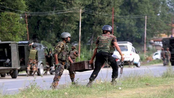 कुलगाम मुठभेड़ में सुरक्षाबलों ने एक आतंकी को किया ढेर, एक जवान घायल