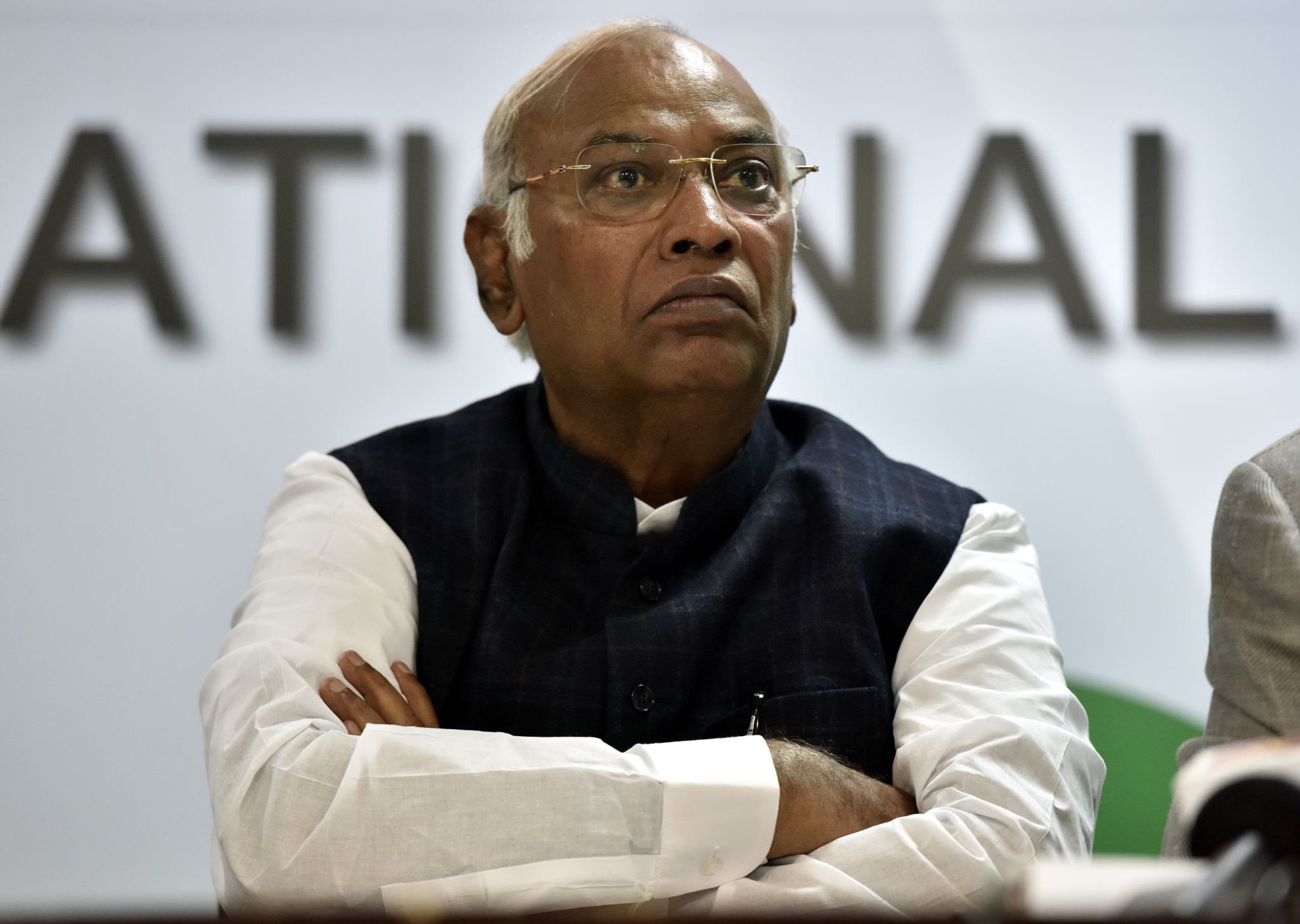 विपक्षी दलों की बैठक से पहले कांग्रेस-आप में रार, खरगे बोले- अध्यादेश पर इतना शोर क्यों मचा रहे हैं केजरीवाल