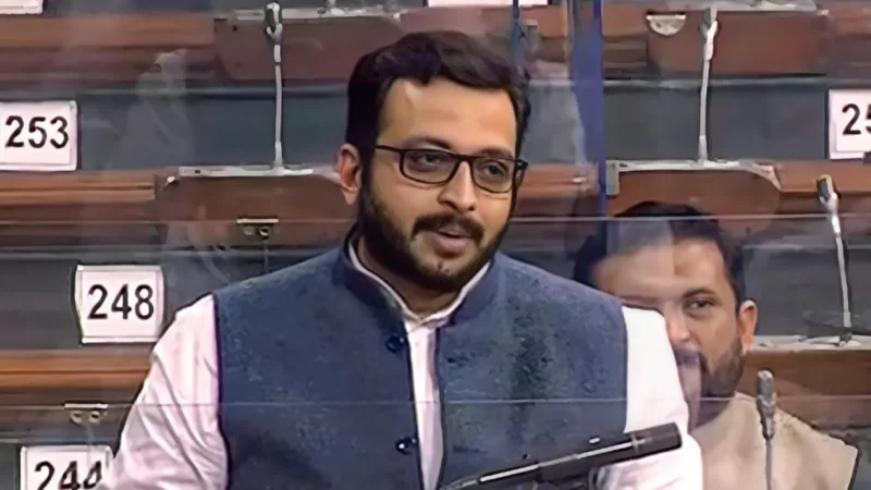 अजित खेमे का पहला विकट गिरा, शपथ ग्रहण में मौजूद सांसद अमोल कोल्हे फिर शरद पवार के साथ